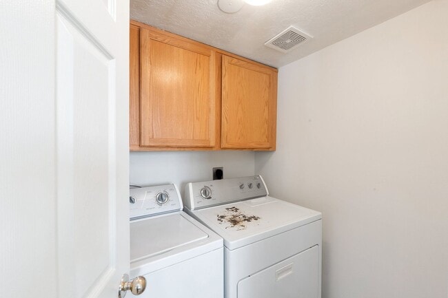 Building Photo - Peaceful Provo Row End Townhome