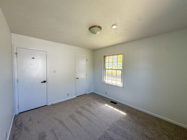 Building Photo - 3 Bed 2 Bath College Lakes Home with Fence...