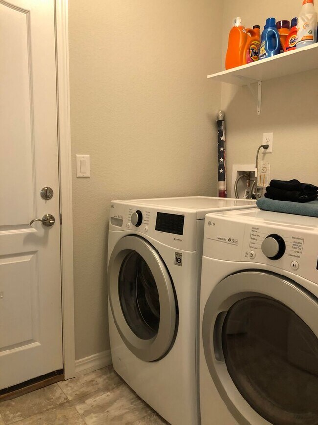 Building Photo - 3bd, 2.5ba 2car West Side Beauty, Built in 2019, Close to Downtown