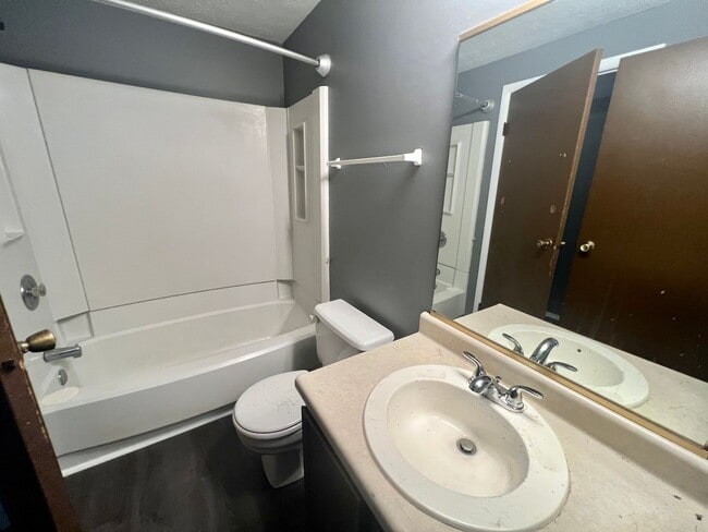 Building Photo - Newly Updated! - 2 Bedrooms 1 Bathroom - Hopewell Township