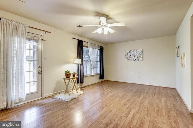 Building Photo - 5518 Sully Lake Dr