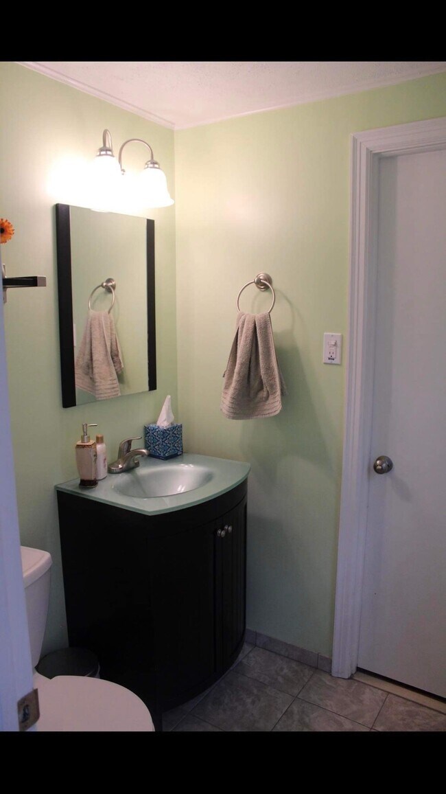 Building Photo - 24 Greenbrier Dr