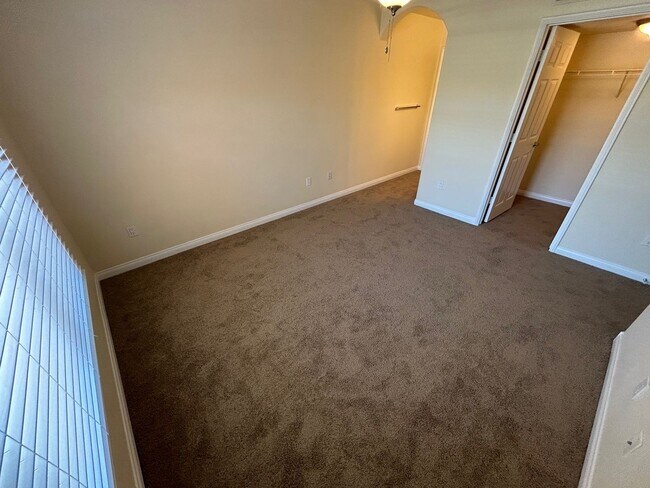 Building Photo - 2 BEDROOM / 2 FULL BATHROOMS LOCATES ON JO...