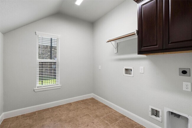 Building Photo - 38 Estherwood Pl