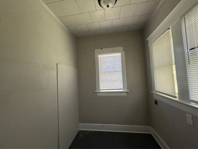 Building Photo - 1710 W 15th St