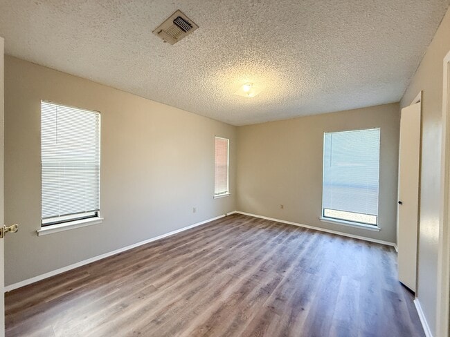 Building Photo - 607 Frostwood Dr