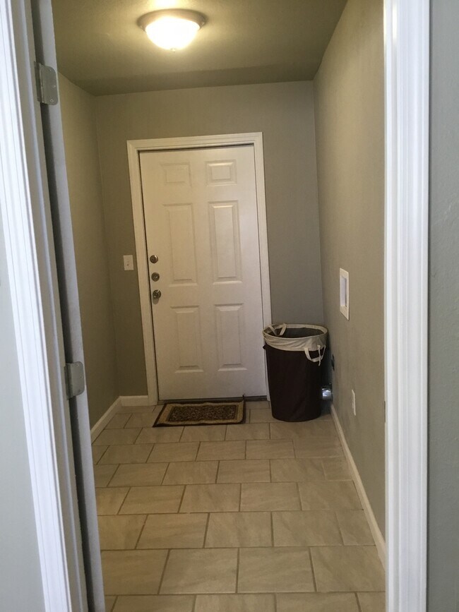 Building Photo - COLLEGE PROPERTY---PRE-LEASING FOR AUGUST! Amazing Updates! 3 bedroom 2 bath