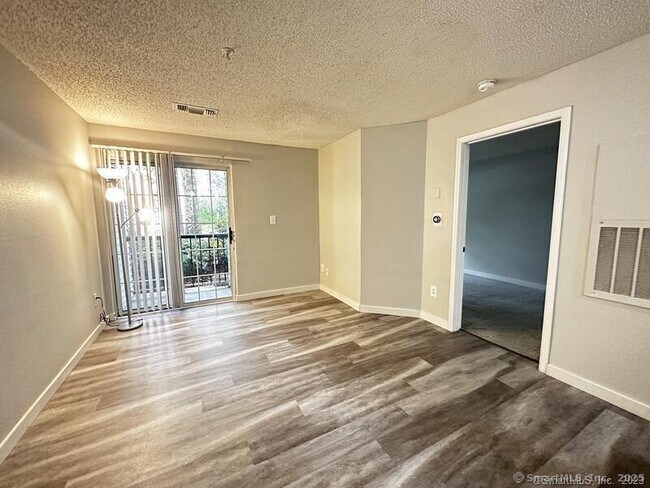 Building Photo - 100 Glenbrook Rd