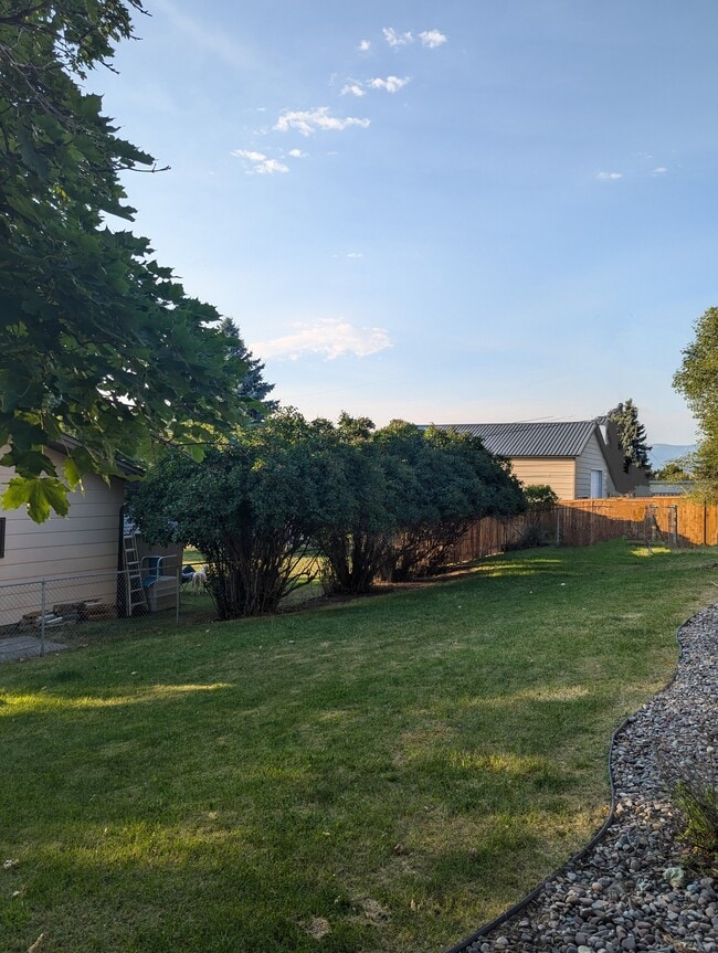 Building Photo - 2302 Garland Dr