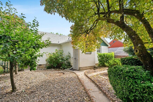 Building Photo - Amazing vintage 2-bdrm/2-bath Cully home—Giant garden, detached art studio, great location