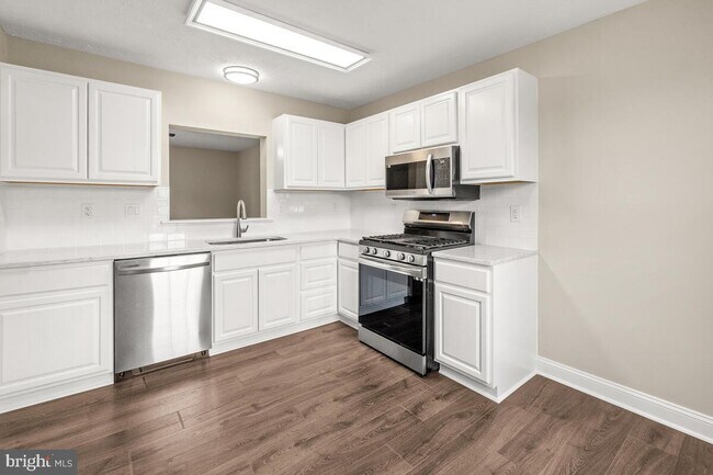 Building Photo - Spacious Newly Renovated Basement with Pri...