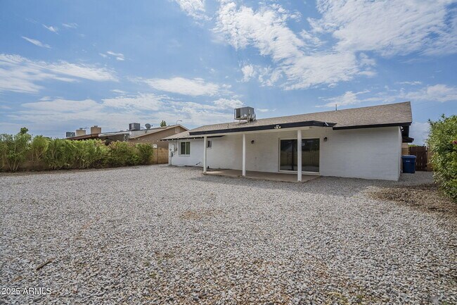 Building Photo - 2030 E Duke Dr