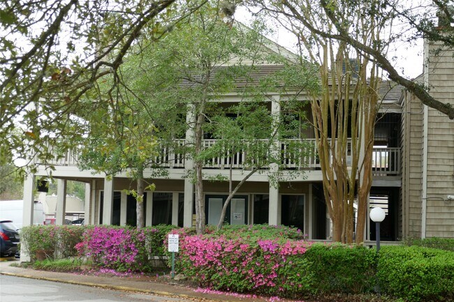 Building Photo - 2100 Tanglewilde St