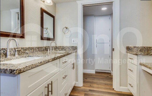 Building Photo - 2502 E Sahuaro Dr