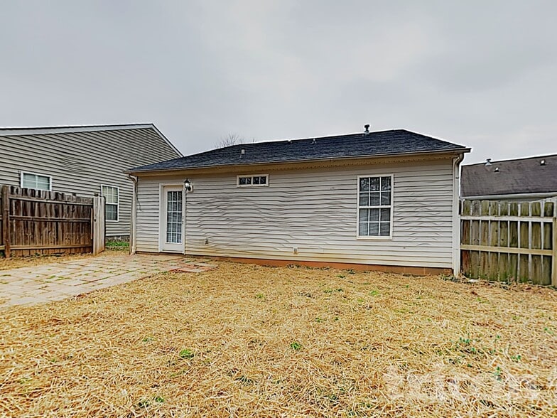 Building Photo - 3010 Great Falls Dr