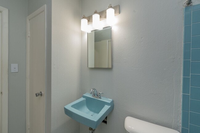 Building Photo - $1,120 - 3 bed/2 bath house in Turpin Hill, with fenced back yard! Section 8 Welcome!