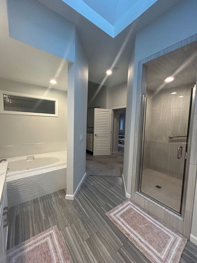 Building Photo - 2 Bed 2.5 bath townhome located on the golf course!