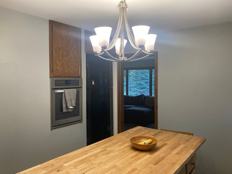 Kitchen with large center Island - 3080 Perrot Ave S