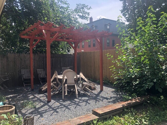 Building Photo - 2 br, 1 bath Triplex - 74 Vernon Street 2A