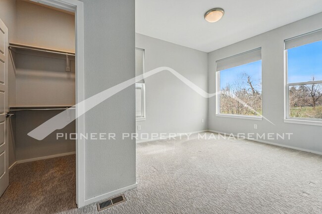 Building Photo - Spacious Home with Washer/Dryer and Mountain Views