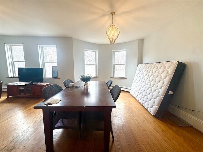 Building Photo - 260 Aspinwall Ave