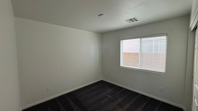 Building Photo - SW 2 story 4 bdrm Large yard