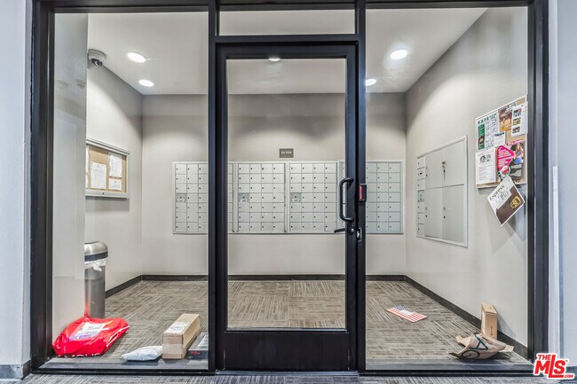 Building Photo - 6400 Crescent Prk E