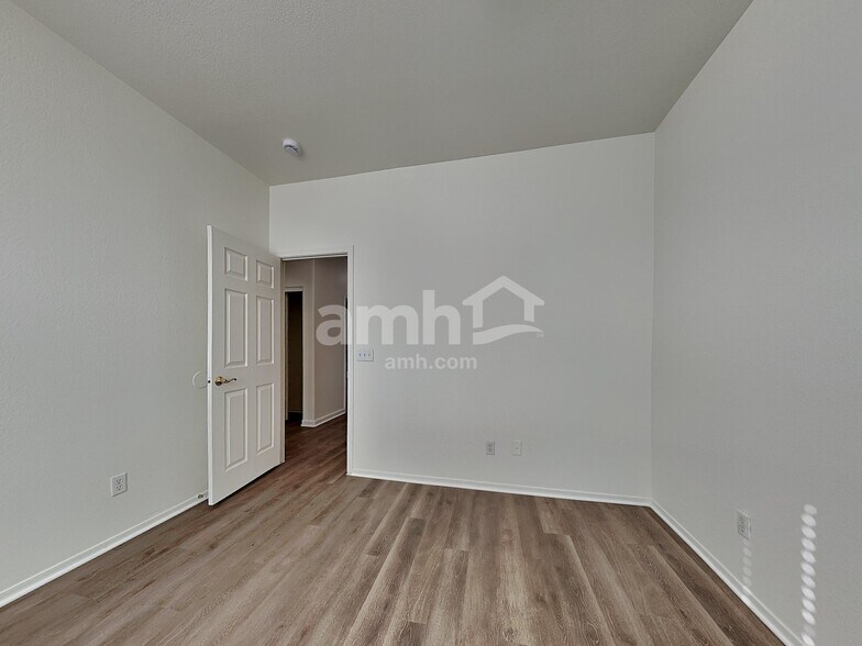 Building Photo - 2541 E La Costa Dr
