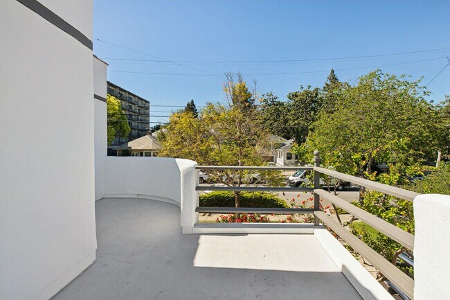 Building Photo - Stunning Luxury 2BR with Wraparound Deck in Downtown Palo Alto