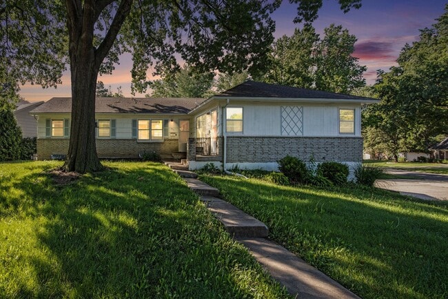 Building Photo - Move in special!! Beautiful 3BR/2BA w/ Garage & Fenced Yard