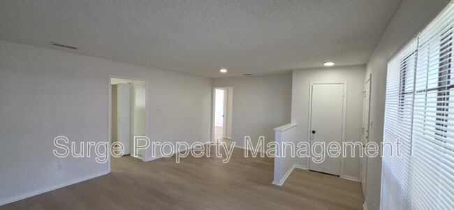 Building Photo - 227 Vista Way