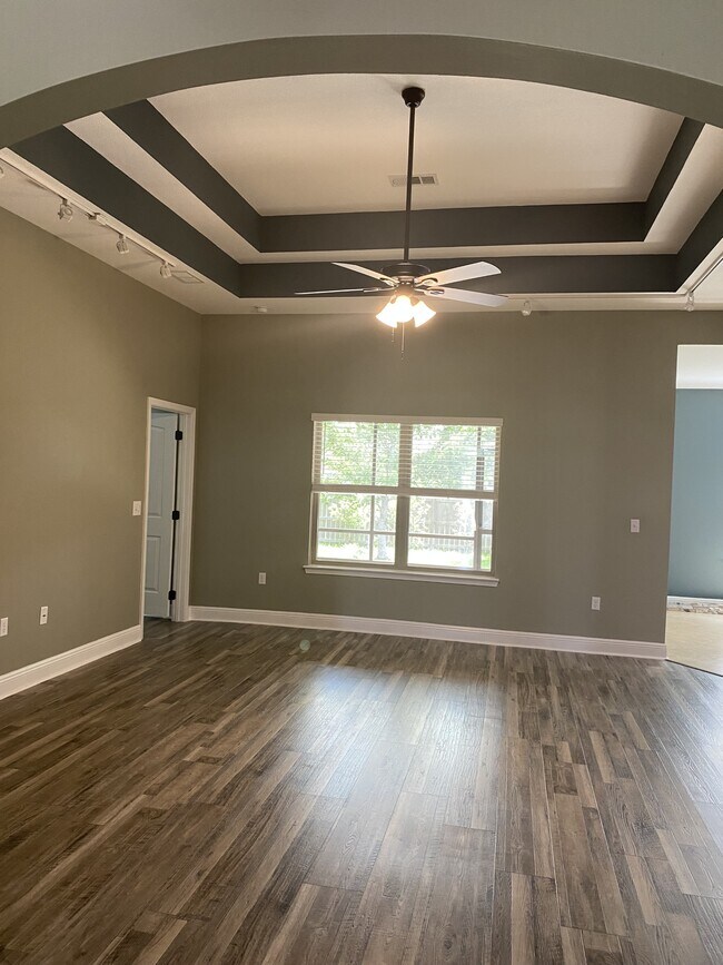 Building Photo - 5870 Pescara Dr