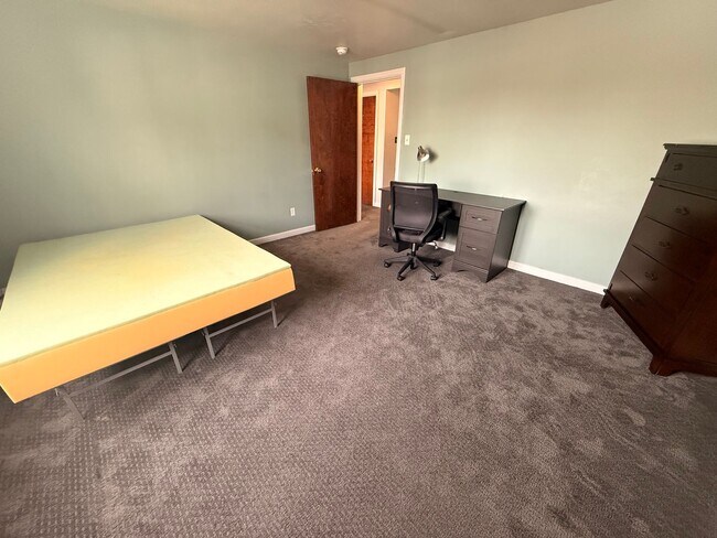 Building Photo - 110 N Gill St