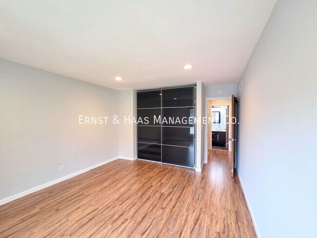 Building Photo - 3701 Country Club Dr