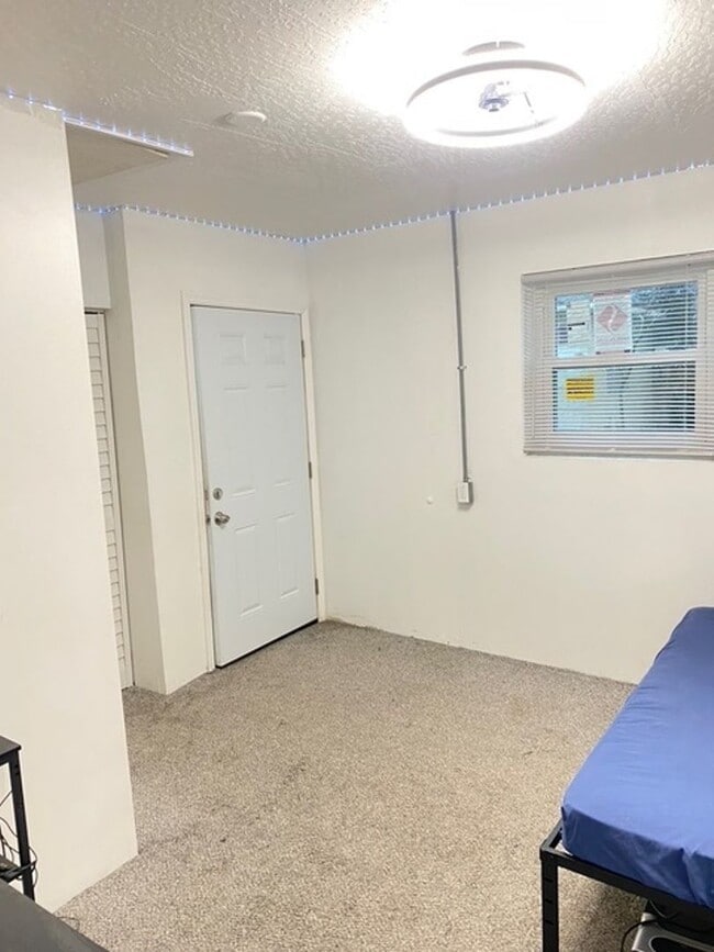Building Photo - Spacious 3BR with bonus office space