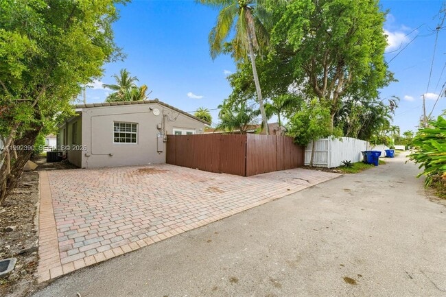 Building Photo - 1443 Hollywood Blvd