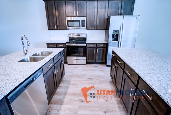 Building Photo - 1055 W 400 S