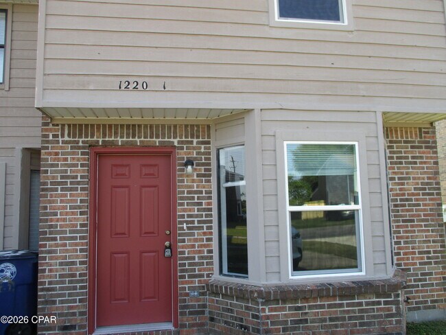 Building Photo - 1220 Stephen Dr
