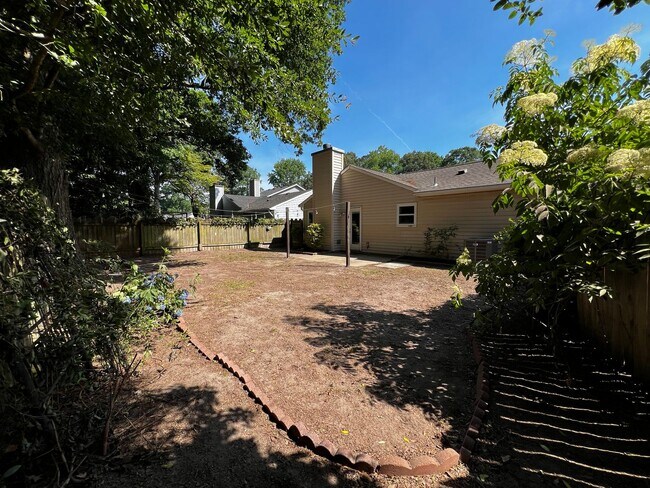 Building Photo - Updated brick ranch in REDWING