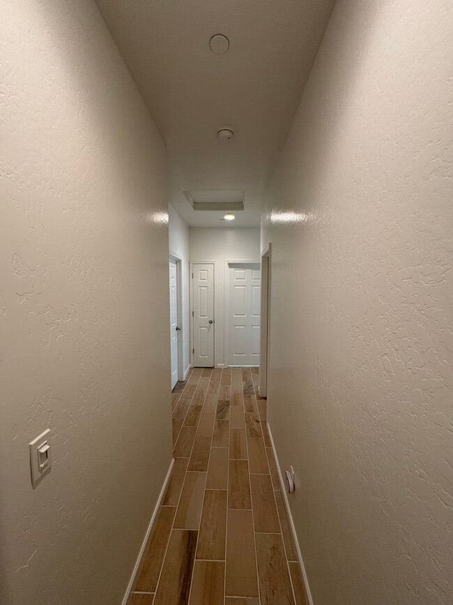 Building Photo - NW Visalia Home Near Shopping Center Available Now!