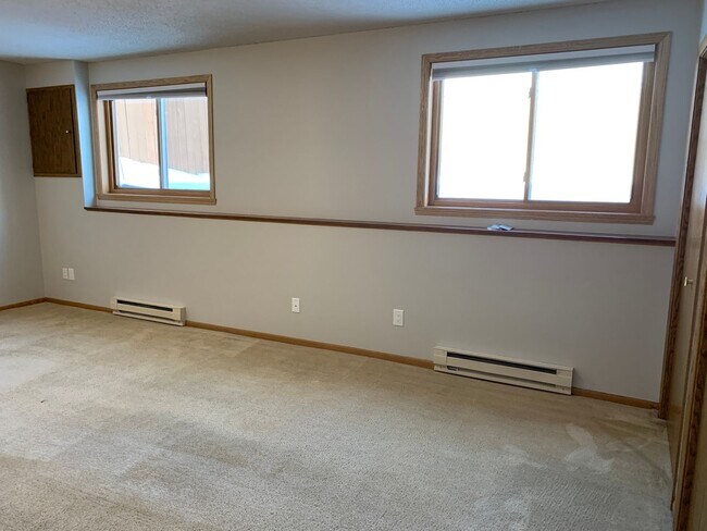 Building Photo - 4 Bed, 2 Bath Twinhome in South Fargo!