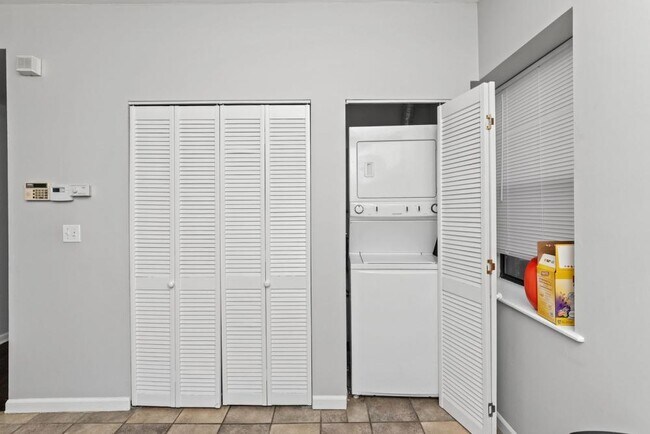 Building Photo - 2 bedroom in Chicago IL 60660