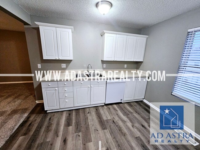 Building Photo - 2 Bedroom 2 Bath Townhouse in North Kansas...