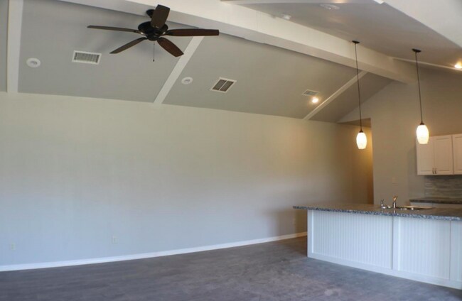 Building Photo - Beautiful Duplex!