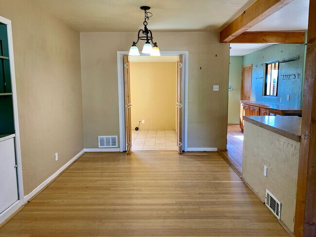 Building Photo - Splendid 4 Bedroom, 1.5 Bath Home Near Kirtland AFB! Available Now!