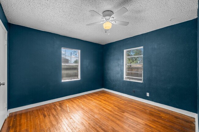 Building Photo - Vintage Home w/ Large Backyard, Minutes from TTU & Medical