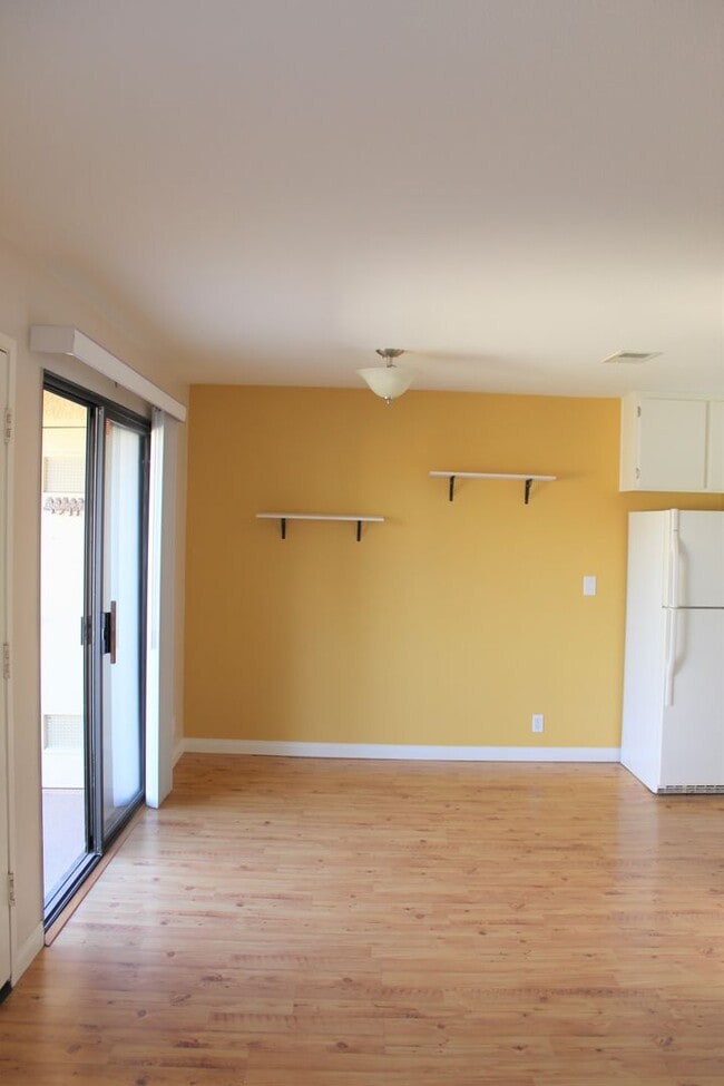 Building Photo - Updated Parkside Condo with Large Deck!