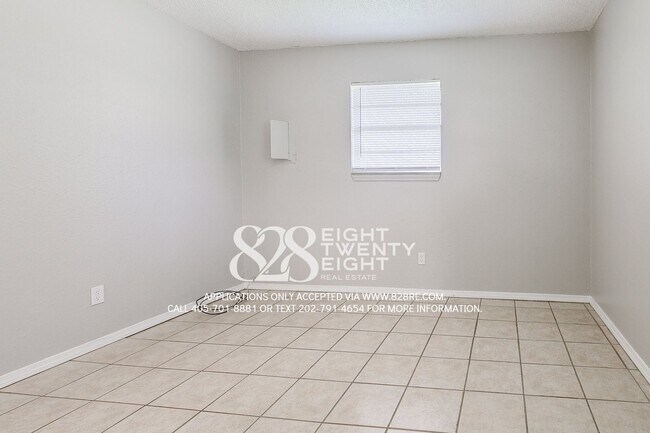 Building Photo - 2 Bed/1 Bath Triplex Home in Noble