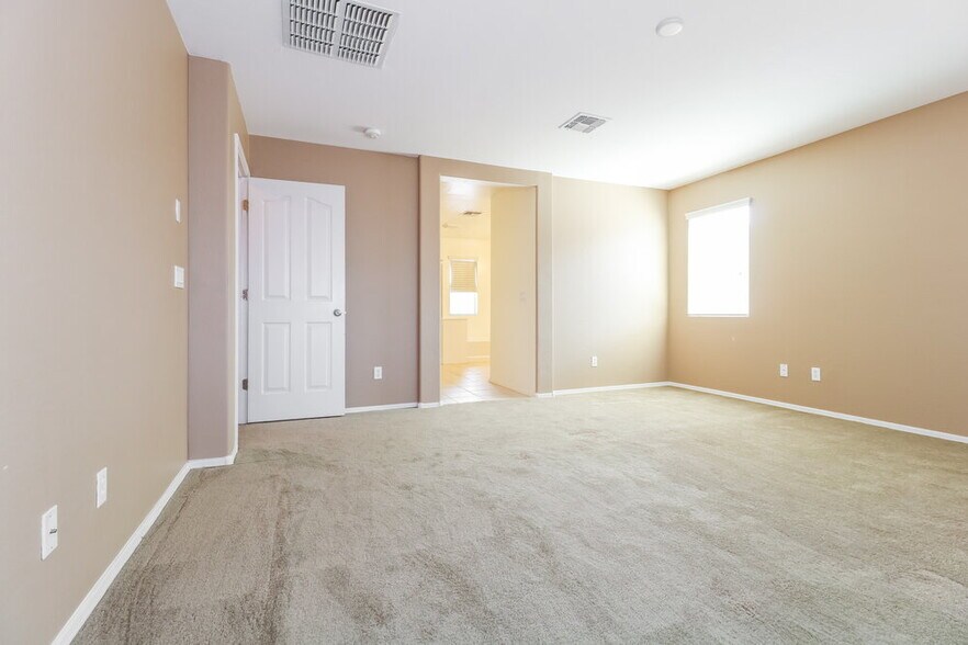 Building Photo - 3116 S 82nd Ln