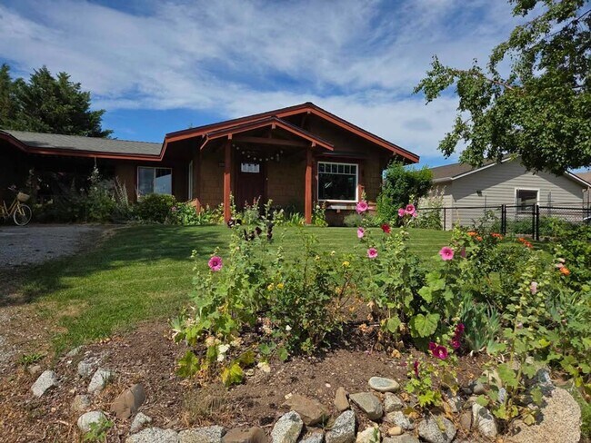 Building Photo - ***MOVE IN SPECIAL*** Adorable 2 bedroom h...